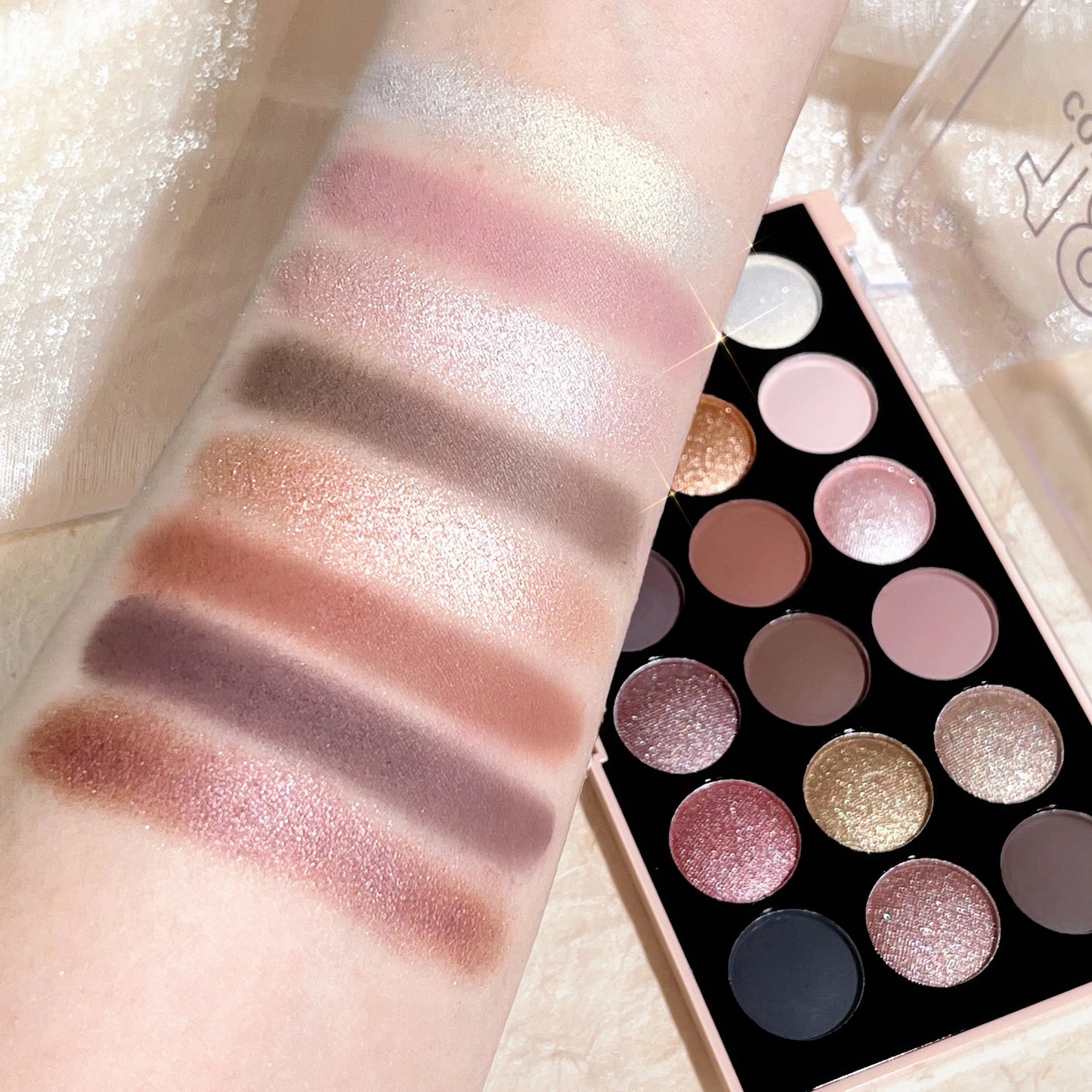 18Color Eyeshadow Palette Pearlescent Matte Fine Shimmer Glitter Earth Tones Long Lasting High Performance Beauty Makeup