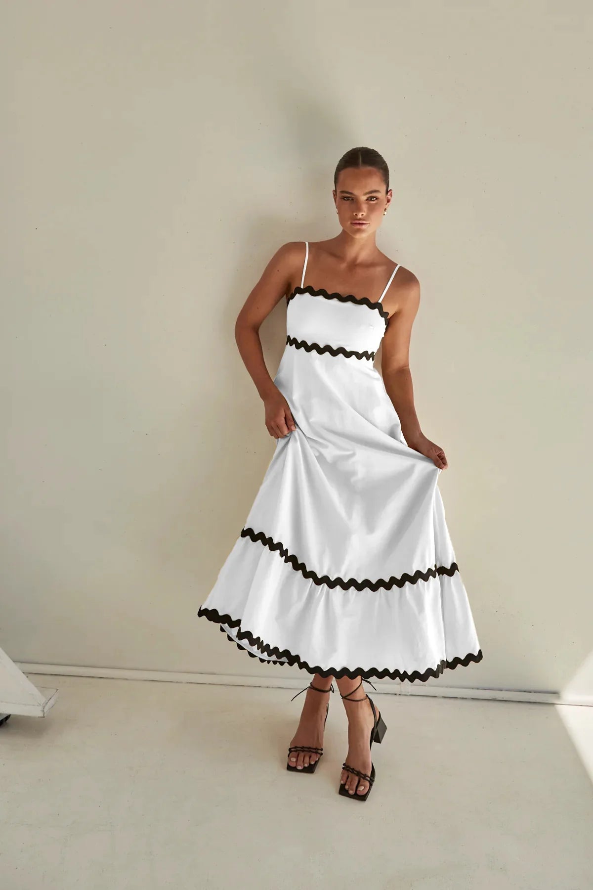Sleeveless Scalloped Trim Midi Dress: Sexy Strapless Princess Silhouette Gown
