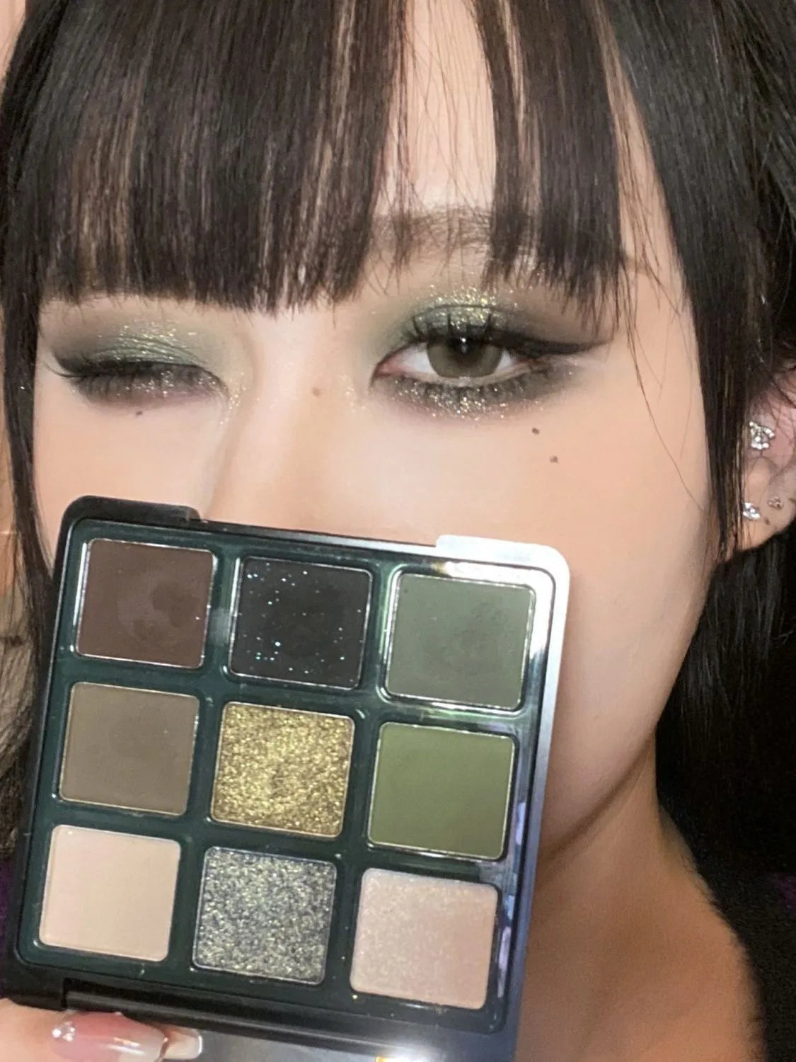 9 Color Eyeshadow Palette Olive Green Smoky Eye Look Pearlescent Shimmer Matte Eyeshadow Powder Makeup Palette Glitter Cosmetics