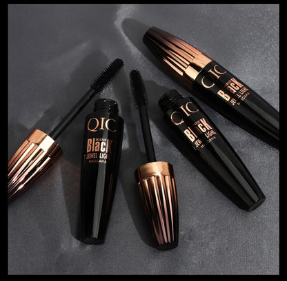 4D Extra Volume Mascara.